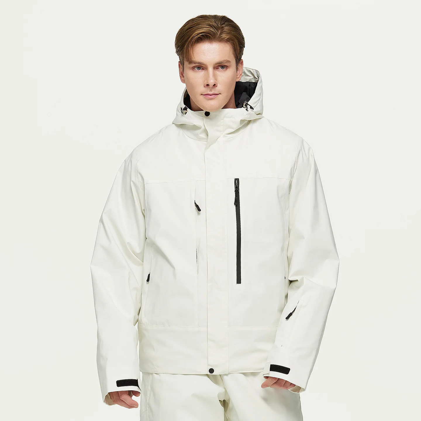 Man wearing the men’s insulated ski jacket in White with PP cotton fill and an attached hood