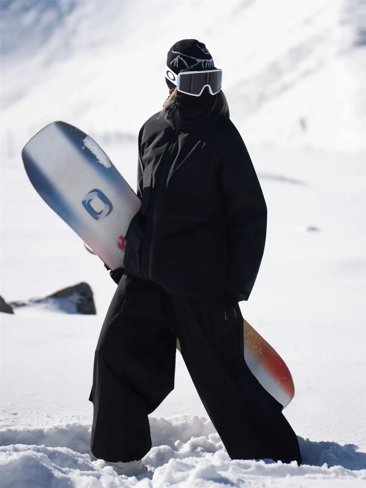 Unisex snowboard suit in Black, worn on the snow