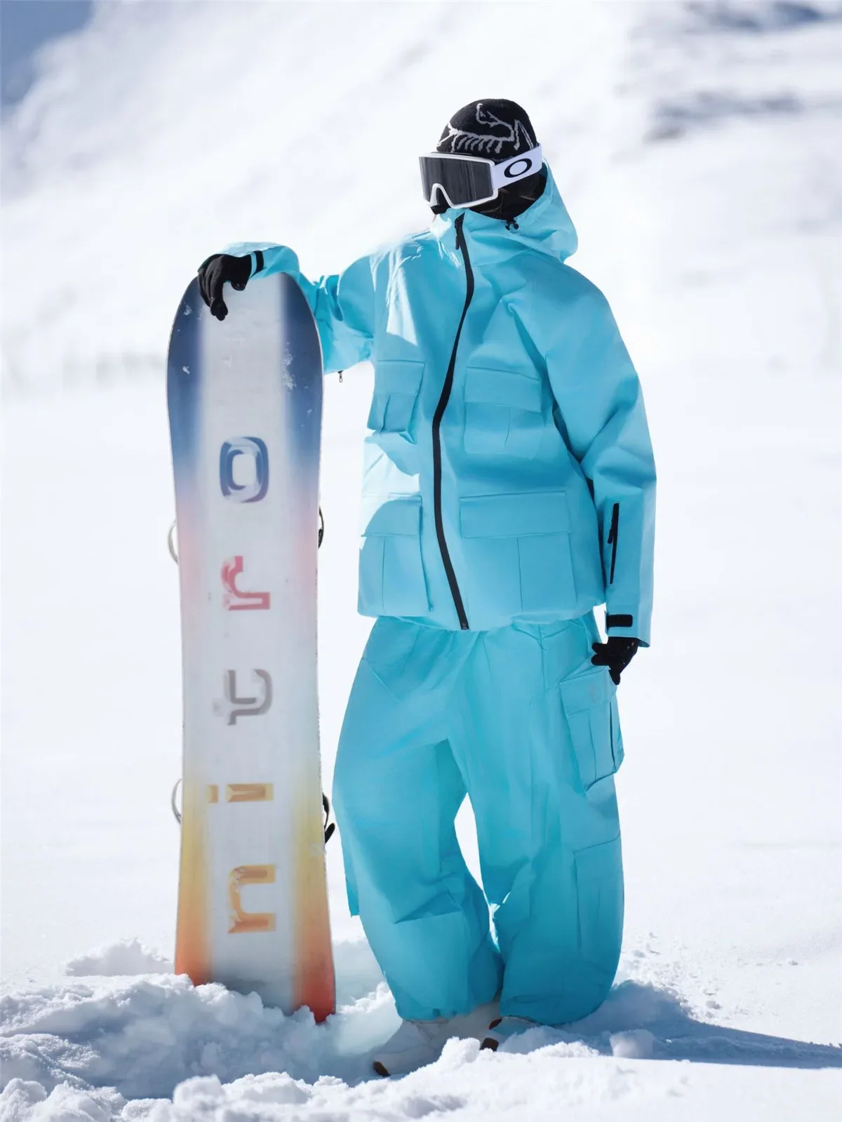 Unisex snowboard suit in Light Blue, worn on the snow