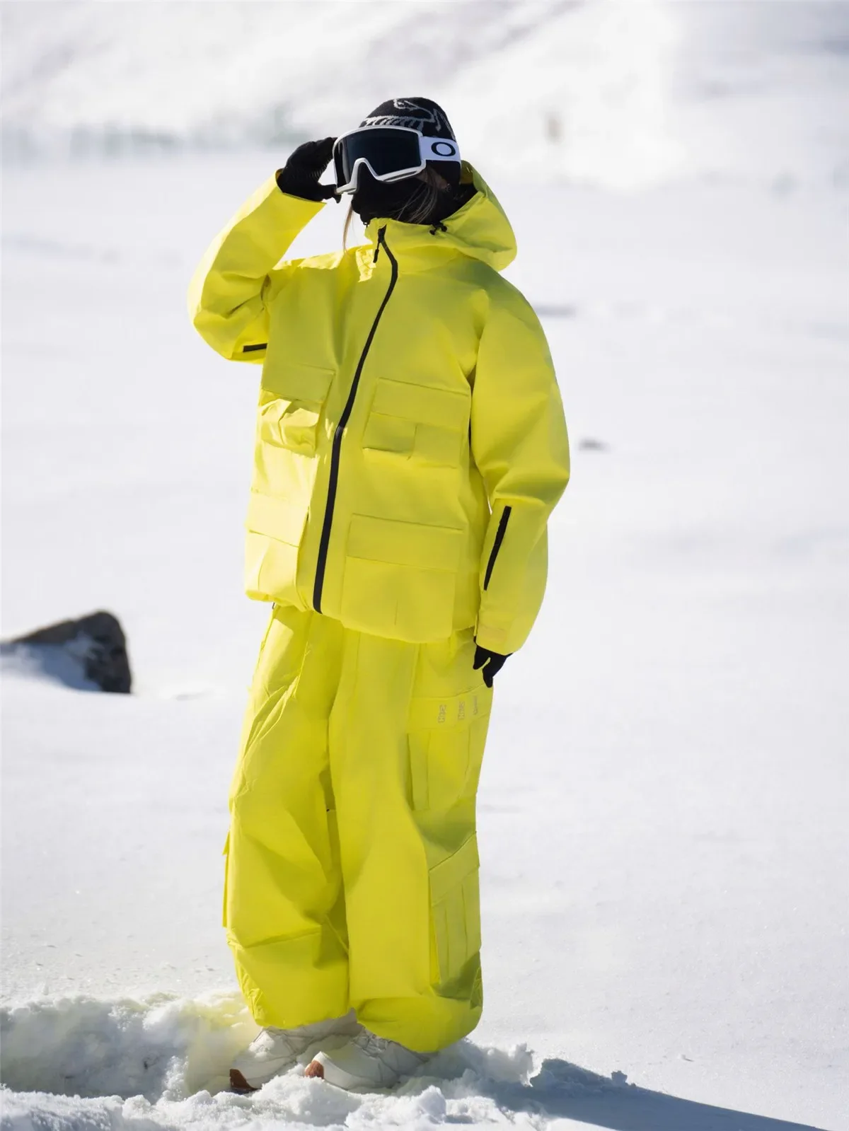 Unisex snowboard suit in Yellow, worn on the snow